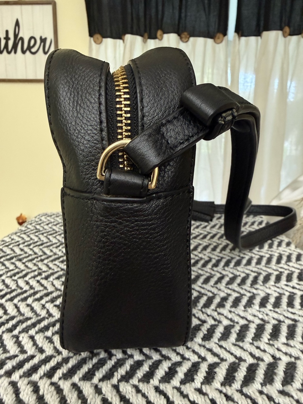 Tory Burch Thea Leather Camera Bag – Black | Adjustable Crossbody & Shoulder Bag - Picture 5 of 10